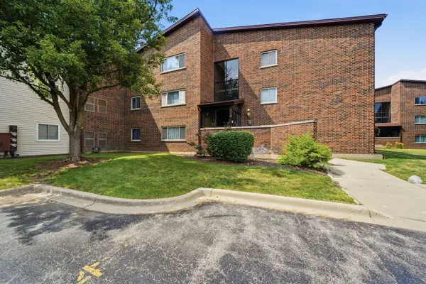 650 Perrie DR #303, Elk Grove Village, IL 60007