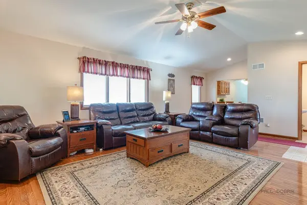 916 Lorelei DR, Zion, IL 60099