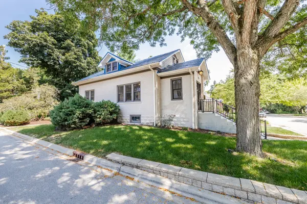 330 S River LN, Geneva, IL 60134