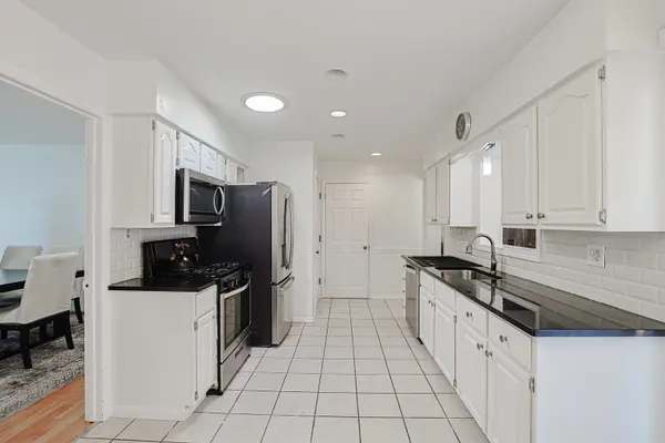 521 Edgewood LN, Elk Grove Village, IL 60007