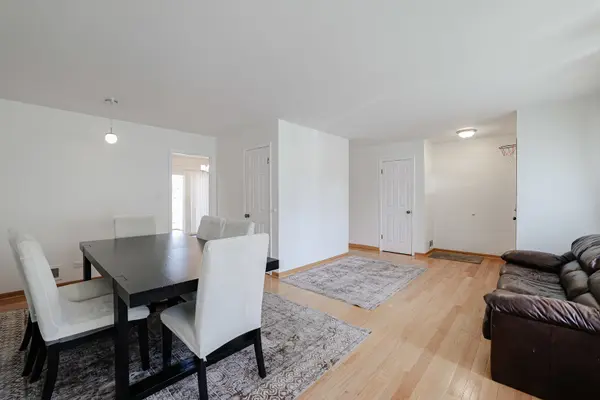 521 Edgewood LN, Elk Grove Village, IL 60007