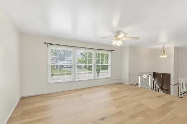 610 W Burning Tree LN, Arlington Heights, IL 60004