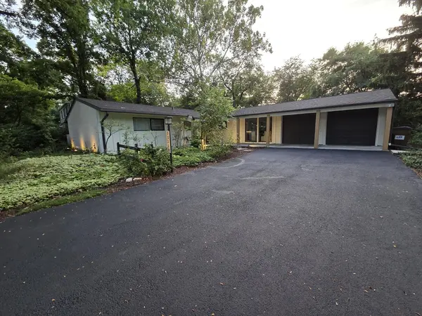 3S220 Blackcherry LN, Glen Ellyn, IL 60137