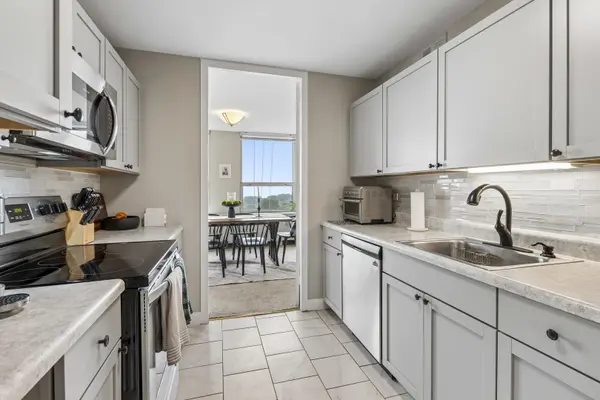 2626 N LAKEVIEW AVE #1002, Chicago, IL 60614