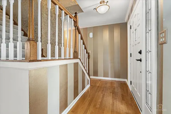 1875 Hawk LN, Elk Grove Village, IL 60007