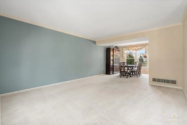 1875 Hawk LN, Elk Grove Village, IL 60007