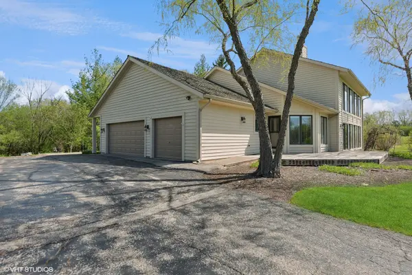 15020 King DR, Green Oaks, IL 60048