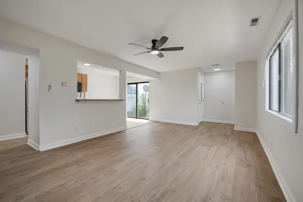 40 N Waterford DR, Schaumburg, IL 60194