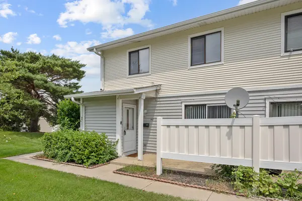 40 N Waterford DR, Schaumburg, IL 60194