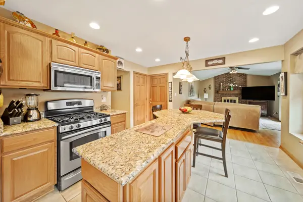 3444 Drover LN, Darien, IL 60561
