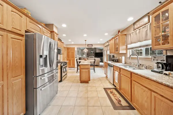 3444 Drover LN, Darien, IL 60561