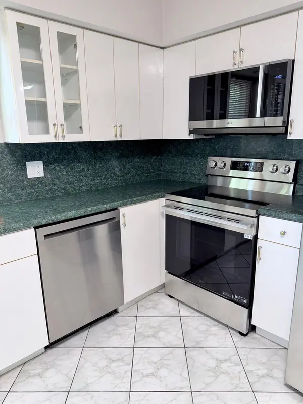 10 Mayflower RD, Vernon Hills, IL 60061