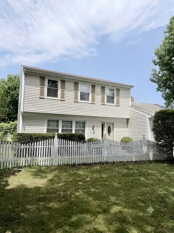 10 Mayflower RD, Vernon Hills, IL 60061