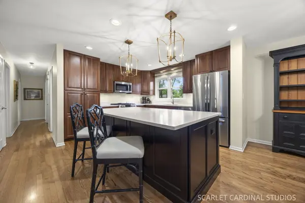 1881 Cambridge LN, Wheaton, IL 60189