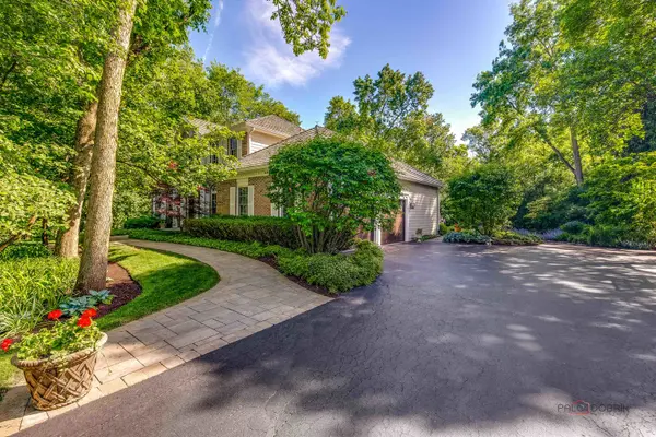 2145 Kenton LN, Libertyville, IL 60048