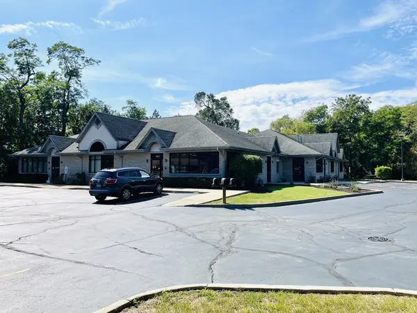 80 N Virginia ST #B, Crystal Lake, IL 60014
