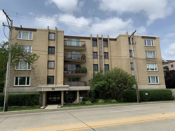 900 S River RD #4A, Des Plaines, IL 60016