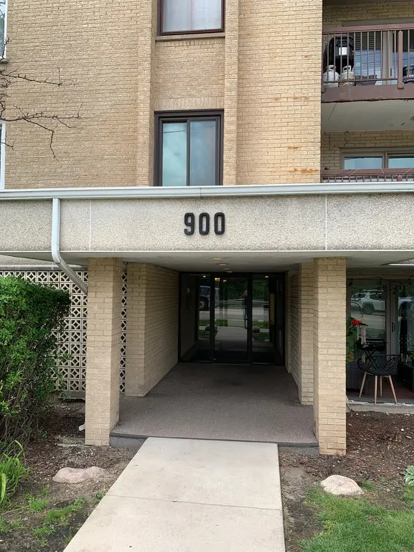 900 S River RD #4A, Des Plaines, IL 60016