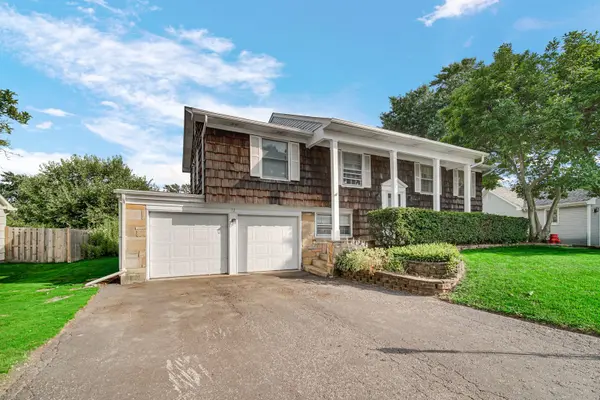 12 Regent CT, Buffalo Grove, IL 60089