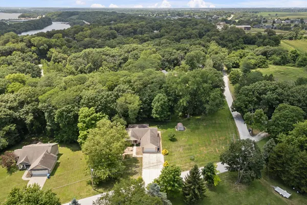 1142 Woodland LN, Leclaire, IA 52753