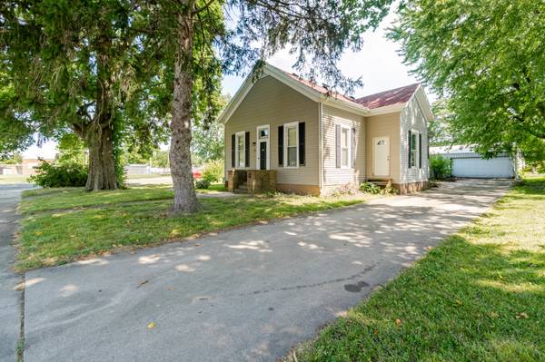 105 7th ST, Lincoln, IL 62656