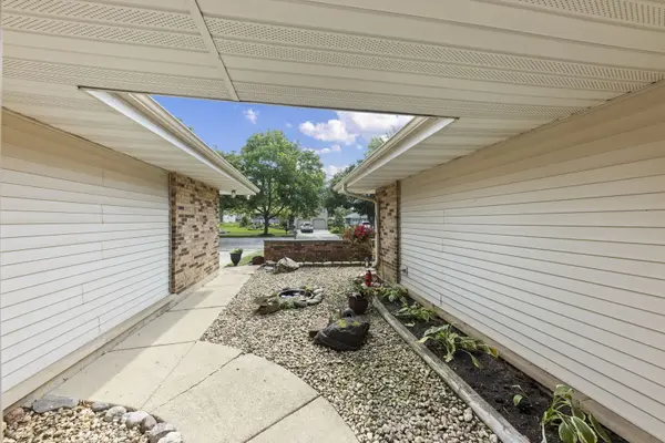 121 Newport DR, Bolingbrook, IL 60440