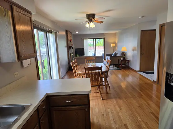 736 Yorkshire LN, Des Plaines, IL 60016