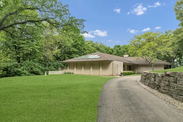 4 Far Hills RD, Barrington Hills, IL 60010