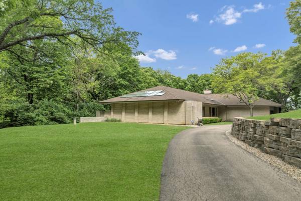 4 Far Hills RD, Barrington Hills, IL 60010