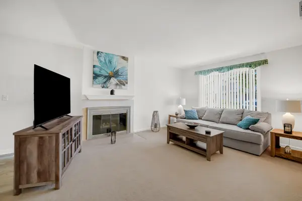 2442 Brunswick CIR #4D, Woodridge, IL 60517