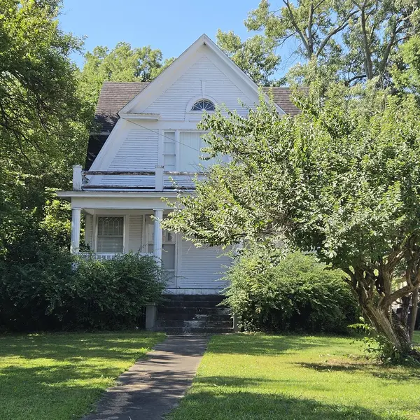 522 E Main ST, Benton, IL 62812