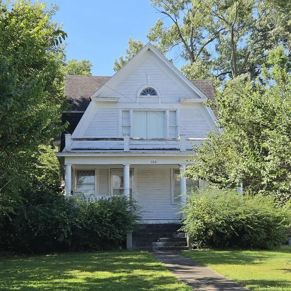 522 E Main ST, Benton, IL 62812