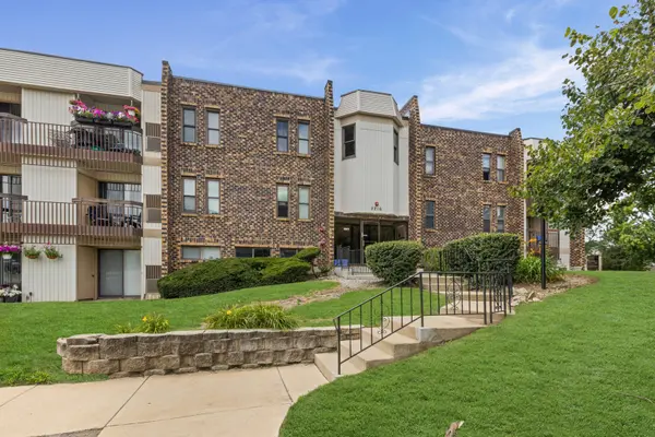 2216 Country Club DR #24, Woodridge, IL 60517