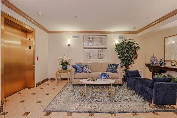 1739 Tudor LN #308, Northbrook, IL 60062