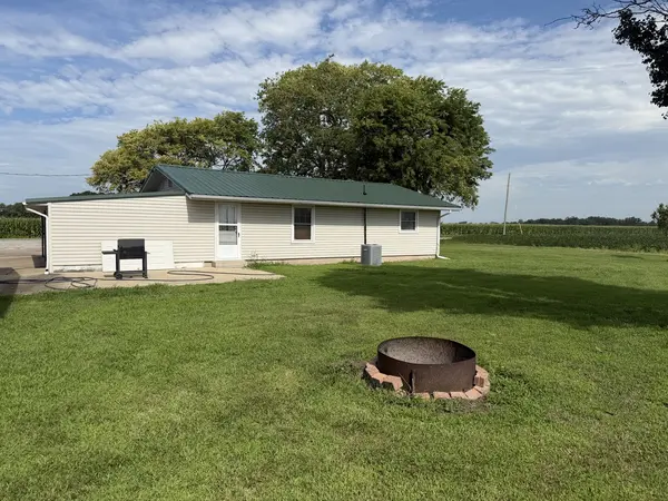 4016 Valier Carpet RD, Tamaroa, IL 62888