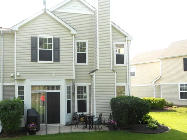 1950 Cobblestone DR, Carpentersville, IL 60110