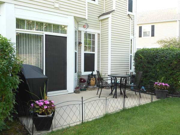 1950 Cobblestone DR, Carpentersville, IL 60110