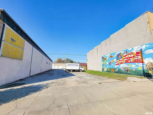 128 W NORTH AVE, Flora, IL 62839