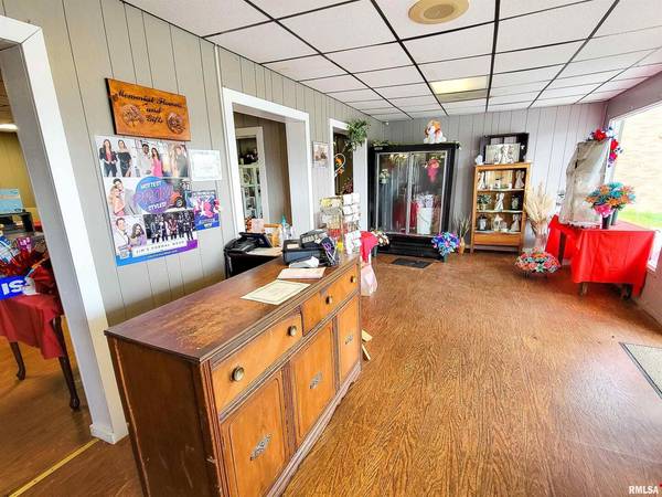 223 E NORTH AVE, Flora, IL 62839