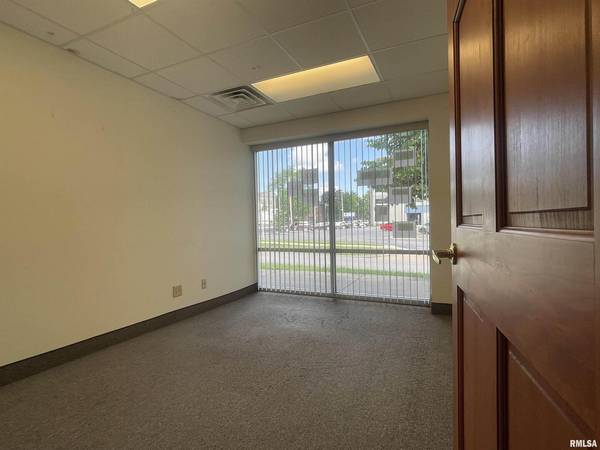601 S UNIVERSITY AVE #Suite 102, Carbondale, IL 62901