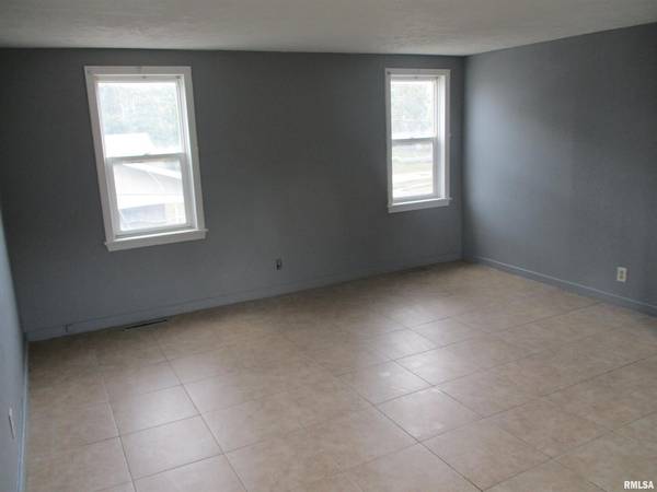 101 E WEBSTER ST, Benton, IL 62812