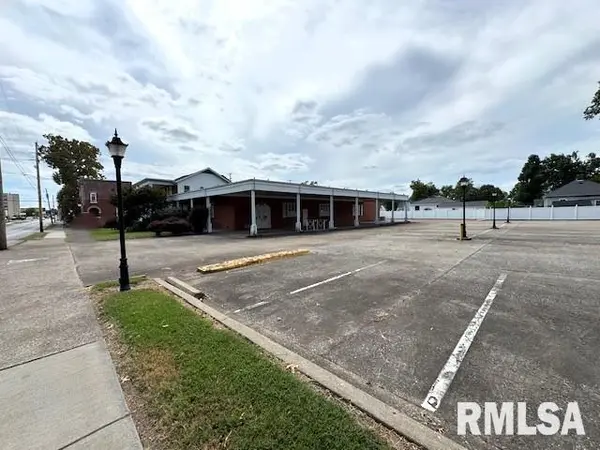 800 N MARKET ST, Marion, IL 62959