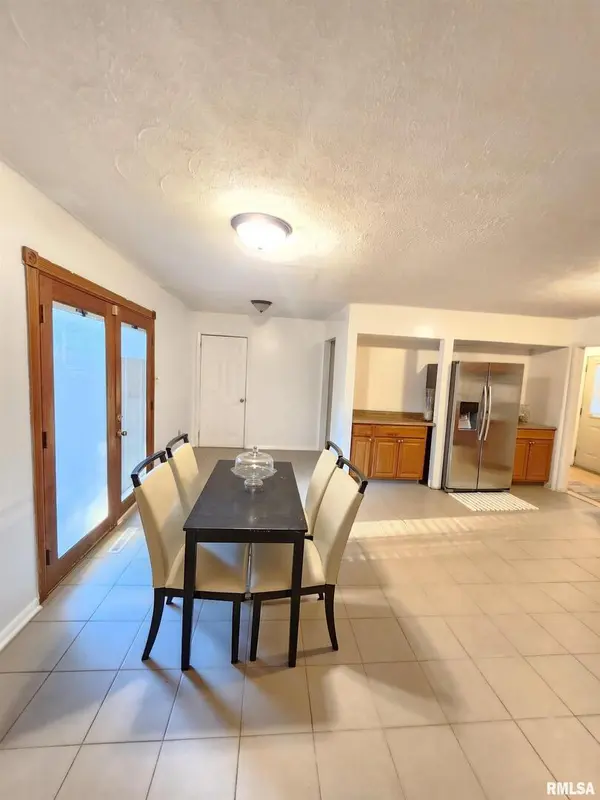 112 N Parrish LN, Carbondale, IL 62901