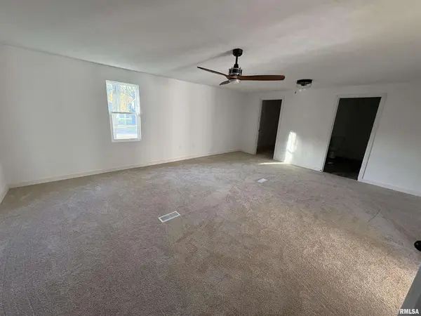 3305 Selmaville RD, Salem, IL 62881