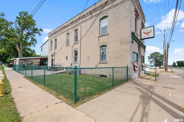 106 3RD ST, Low Moor, IA 52757