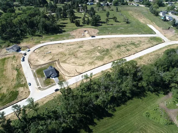 907 Riverstone RD, Clinton, IA 52732