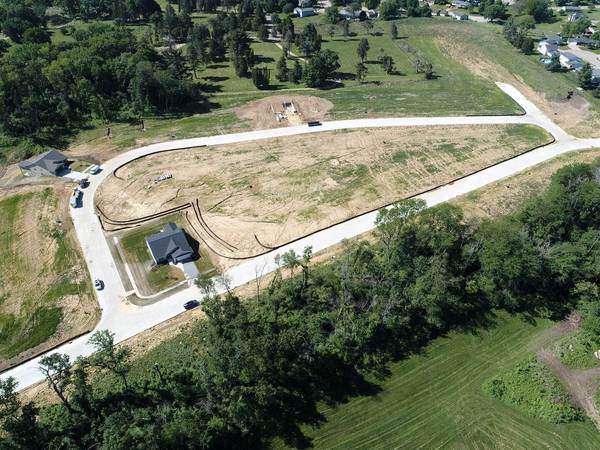 907 Riverstone RD, Clinton, IA 52732
