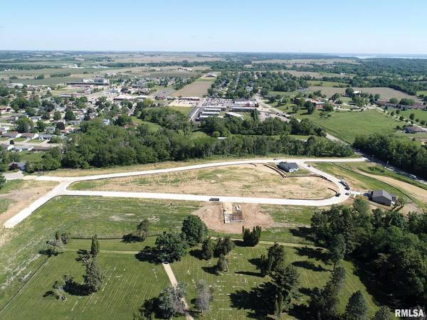 917 Riverstone RD, Clinton, IA 52732