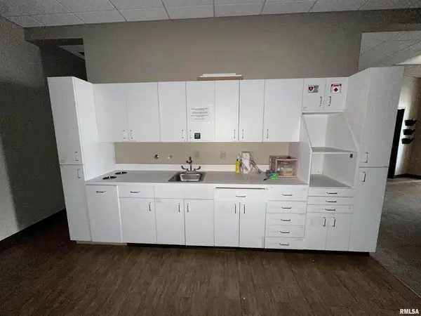 2140 W KIMBERLY RD #8, Davenport, IA 52806