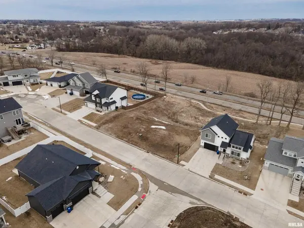 2728 W 38th PL, Davenport, IA 52806